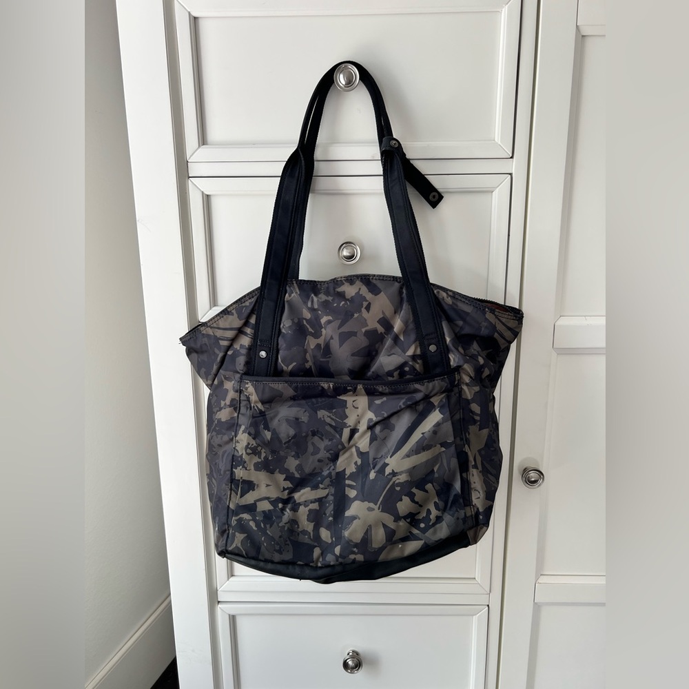 Lululemon Live Free Tote - Picture 4 of 10